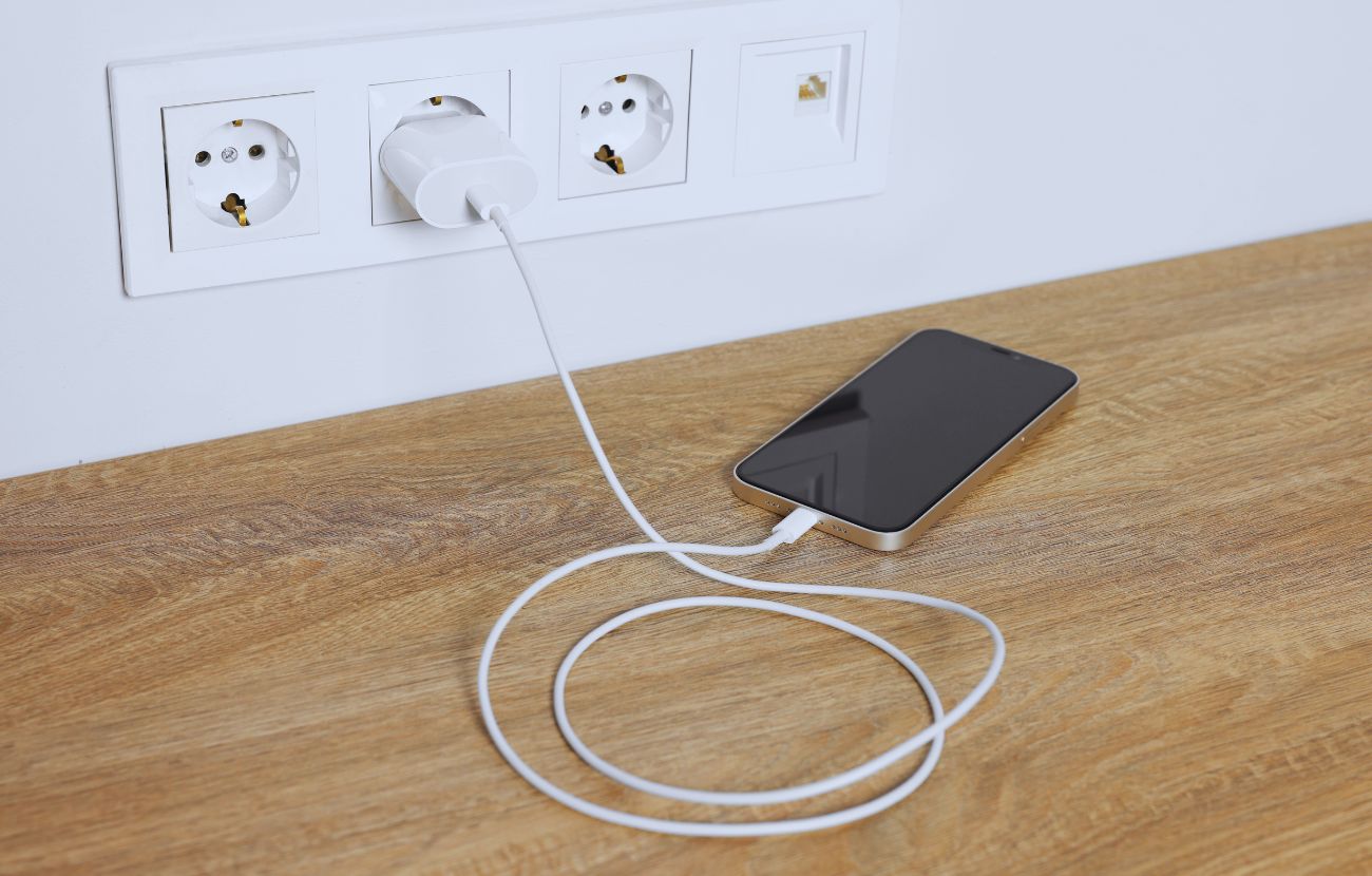 Quando vai a dormire, non mettere a caricare il cellulare vicino il letto: meglio ad oltre un metro di distanza dal tuo letto.