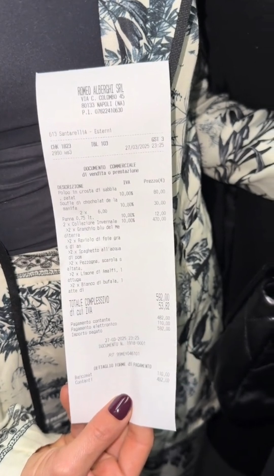 Lo scontrino del ristorante stellato al centro di Napoli.