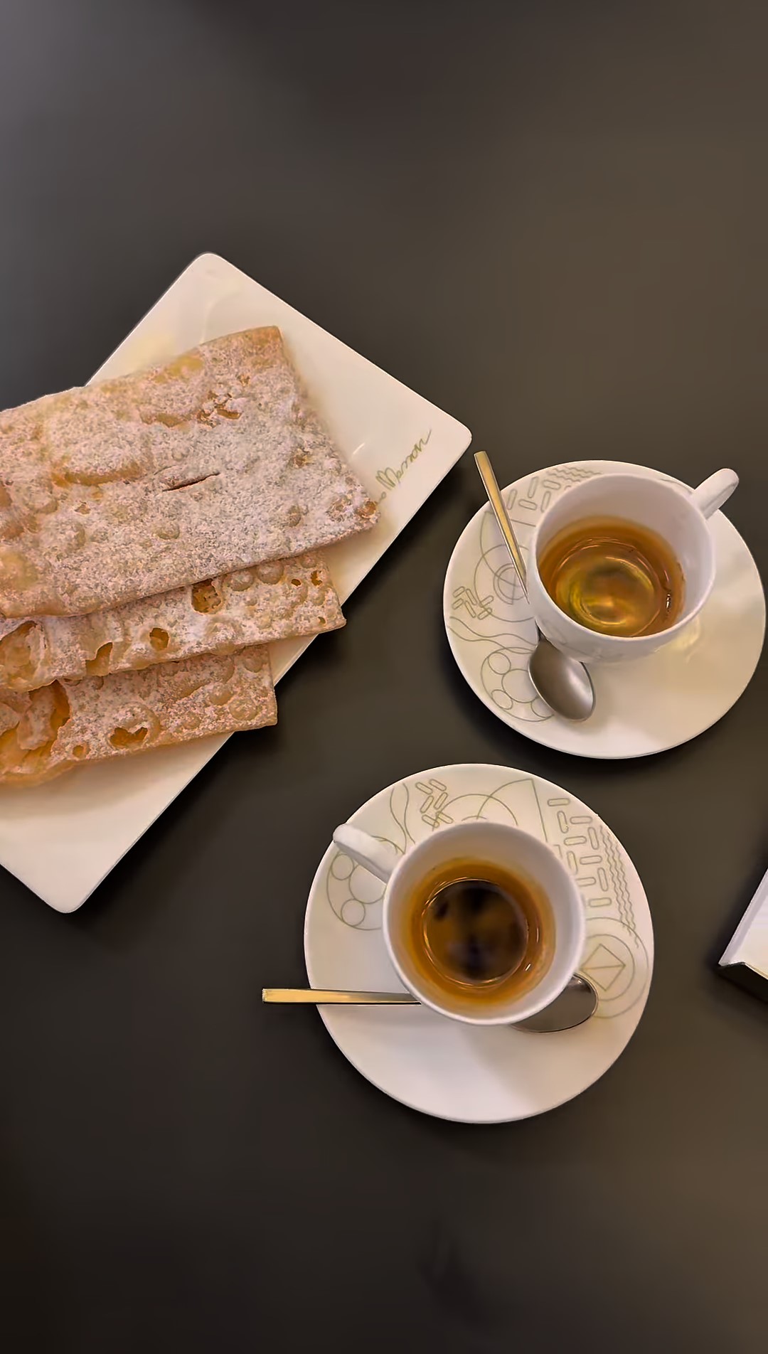 Le tre chiacchiere e le due tazzine di caffè, nel bar di Iginio Massari nella Galleria 'Sordi' di Roma.