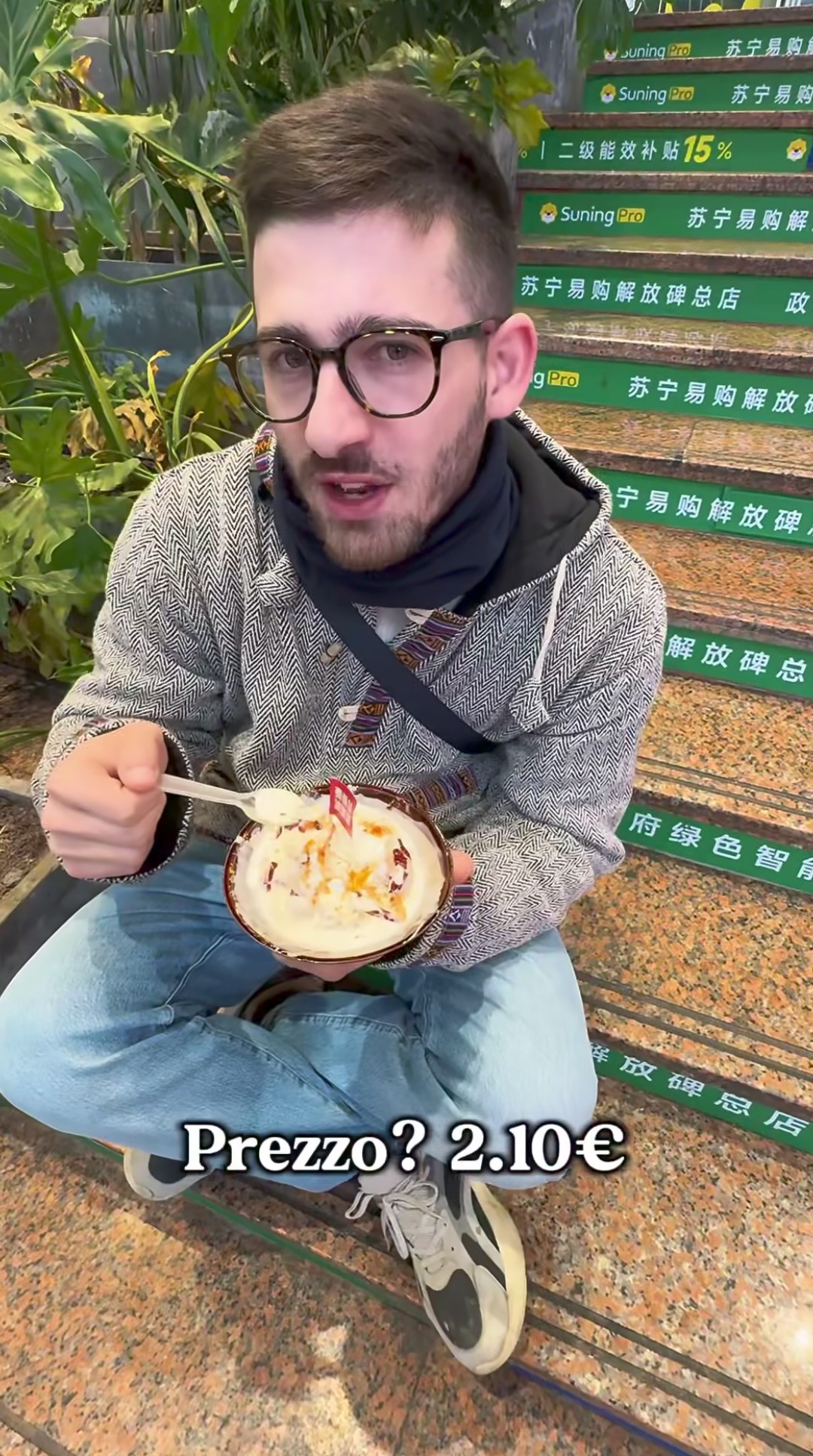 Nicola mentre mangia il gelato piccante in Cina.