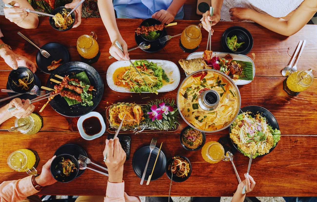Dopo una cena abbondante, saltare la colazione non è la scelta migliore dato che a metà mattinata potrebbe sopraggiungere un attacco di fame, ma farne una molto leggera può essere preferibile.