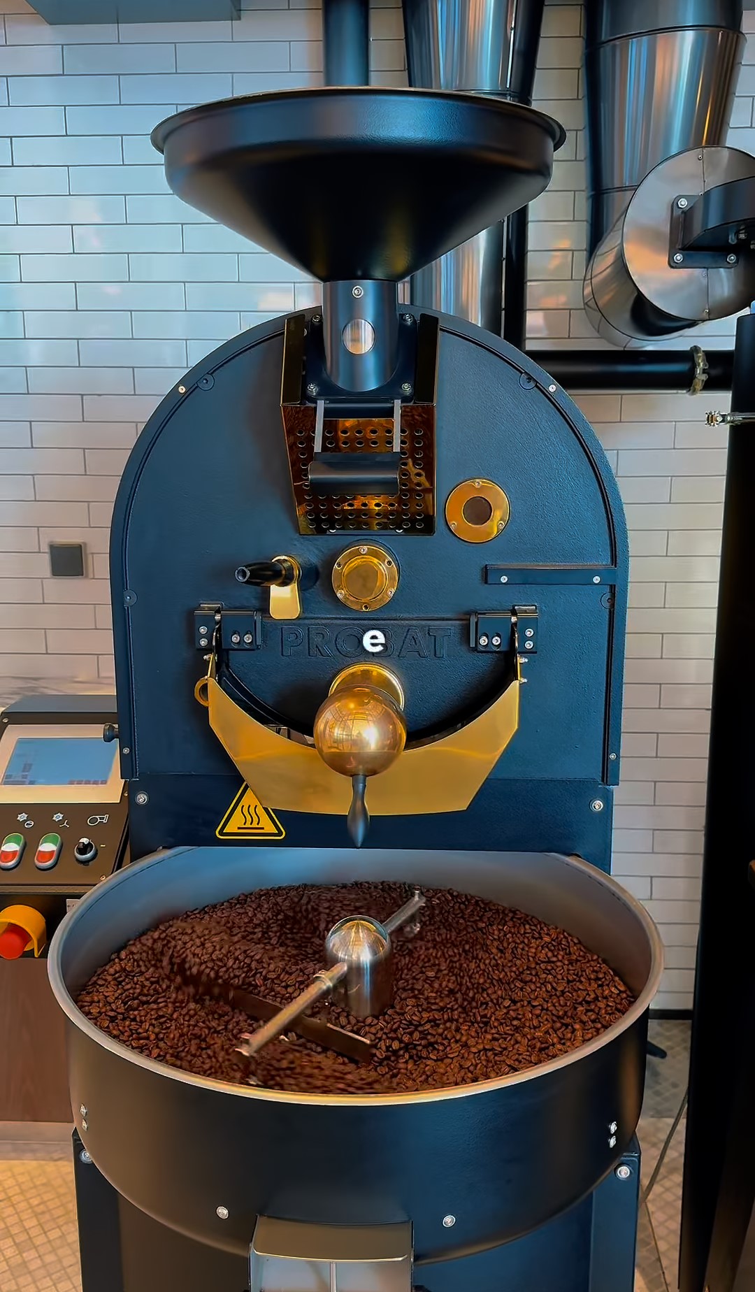 Nell'hotel di Dubai che offre colazione all you can eat c'è anche una macchina che macina i chicchi di caffè al momento.