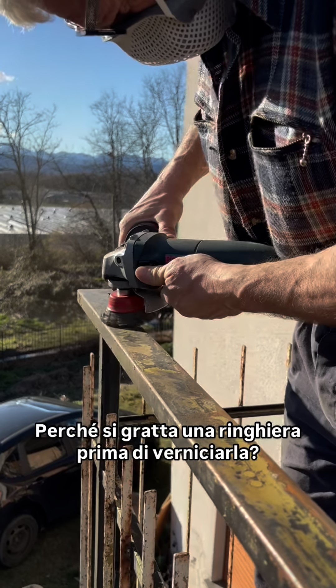 Carlo Claudio Moia ha spiegato in un video perché "grattare" una ringhiera è un passaggio fondamentale prima di verniciarla.