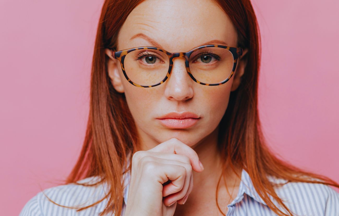 Per capire esattamente cosa voglia dire qualcuno inarcando le sopracciglia, bisogna anche guardare il resto del volto.