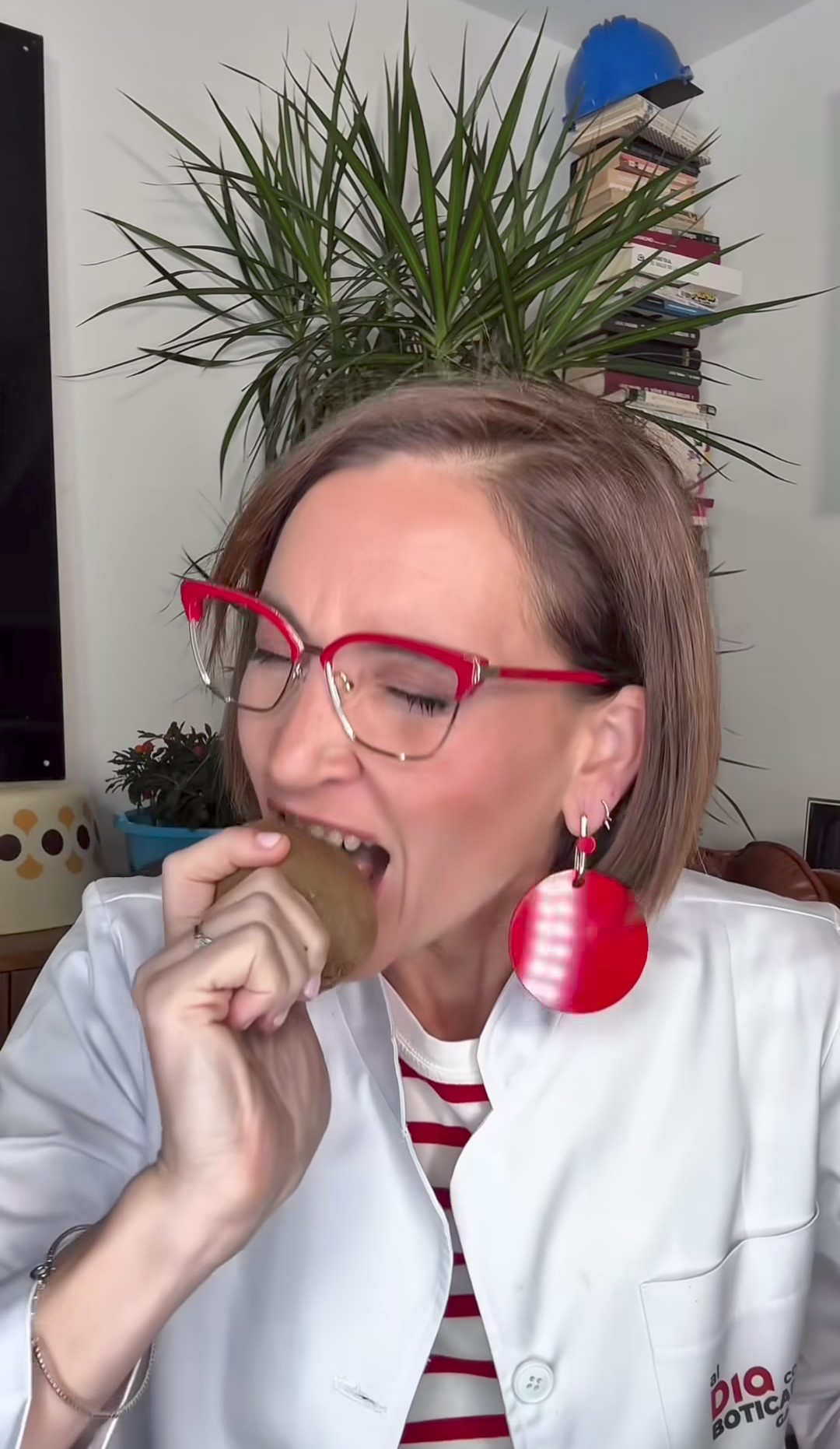 Per dimostrare che i kiwi fanno davvero più bene con la buccia, la nutrizionista ne ha addentato uno durante la realizzazione del video.