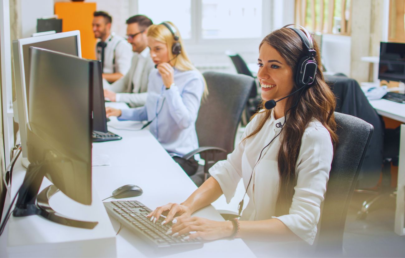 Gli operatori di call ceneter a brevissimo serviranno solo per gestire situazioni molto complesse o quelle in cui c'è bisogno dell'empatia umana: le richieste 'standard' di assistenza clienti saranno gestite dall'Intelligenza Artificiale (sempre più via chat e meno a voce)