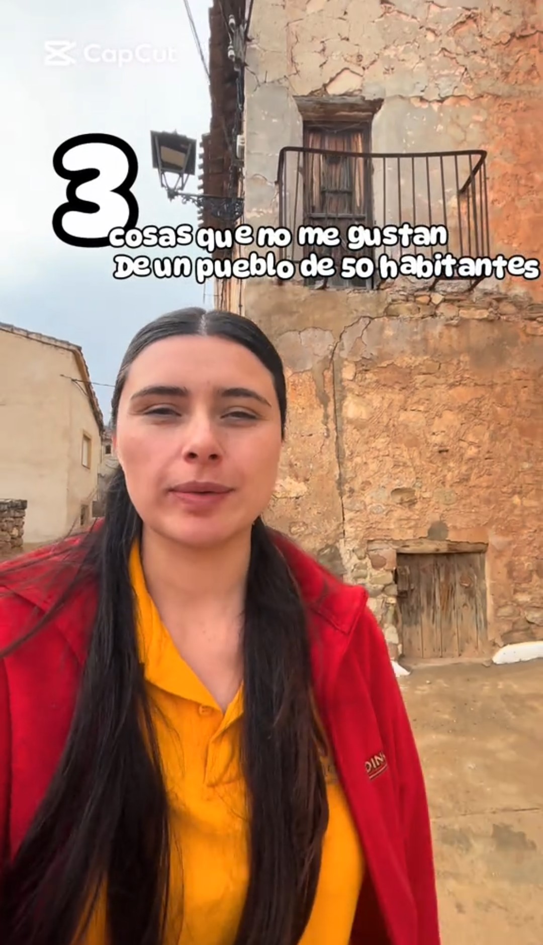 Sul profilo @explorarural, la giovane racconta la sua vita in un paesino di 50 abitanti.