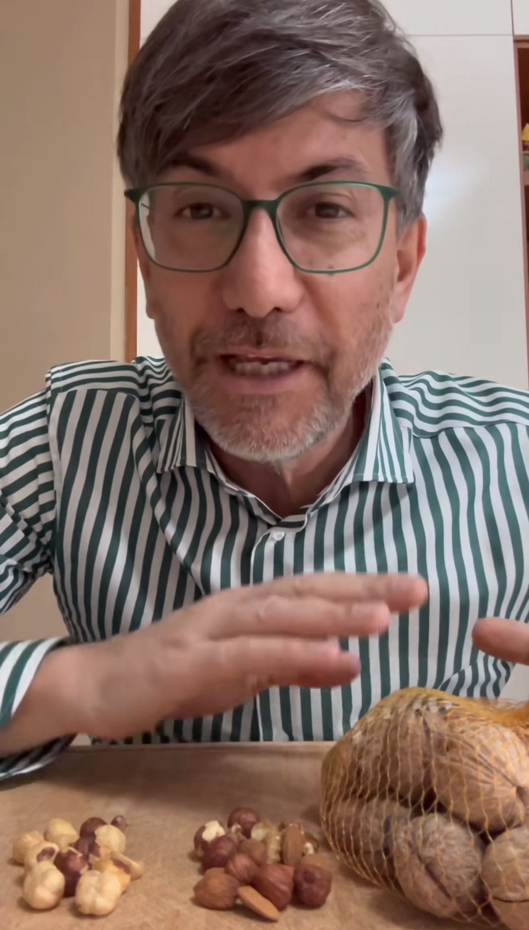 Bisognerebbe sempre preferire frutta secca con il guscio, per una serie di motivi.