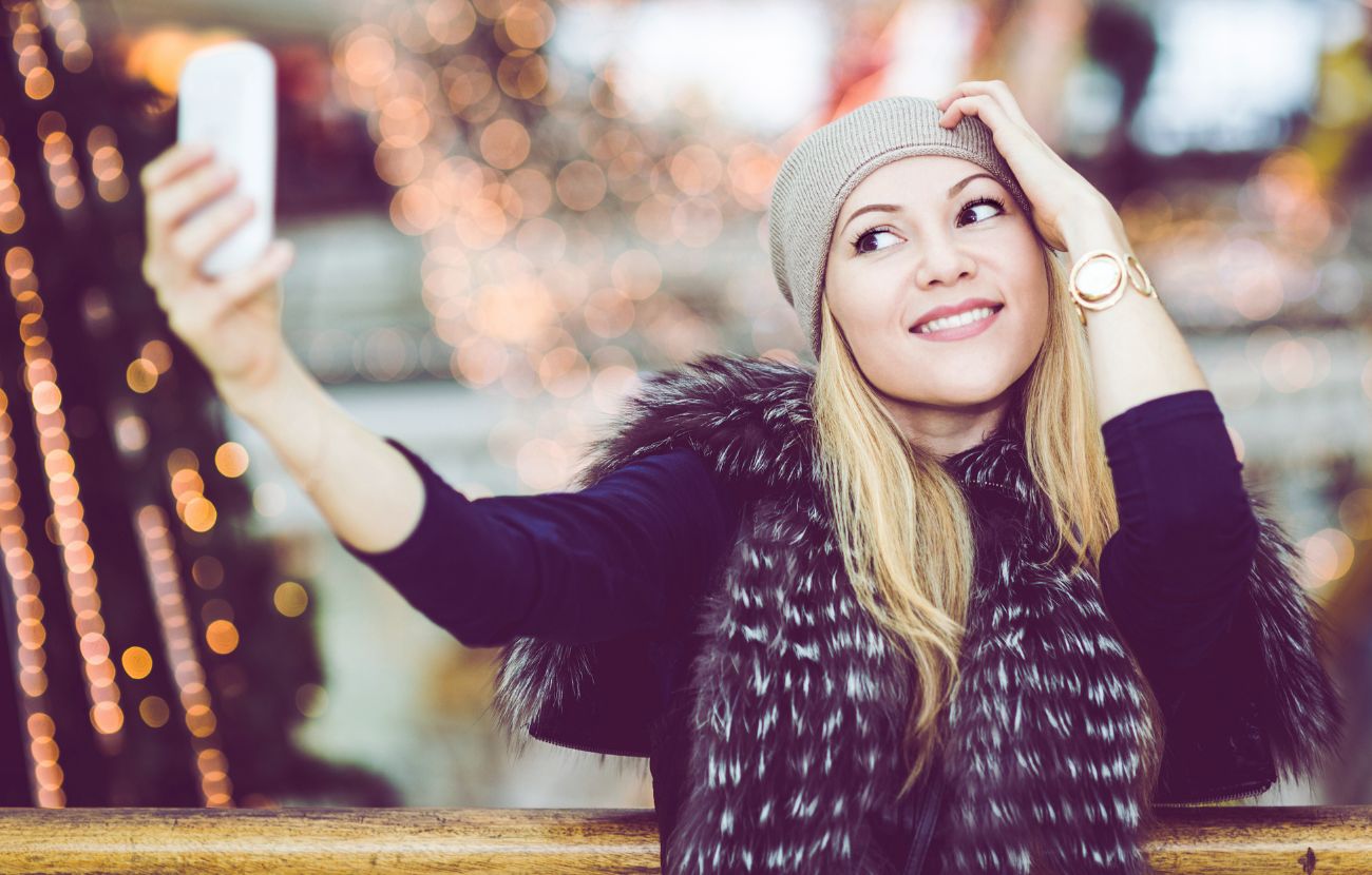 Una persona che parla di sé stessa può soffrire di un mix tra egocentrismo e narcisismo.