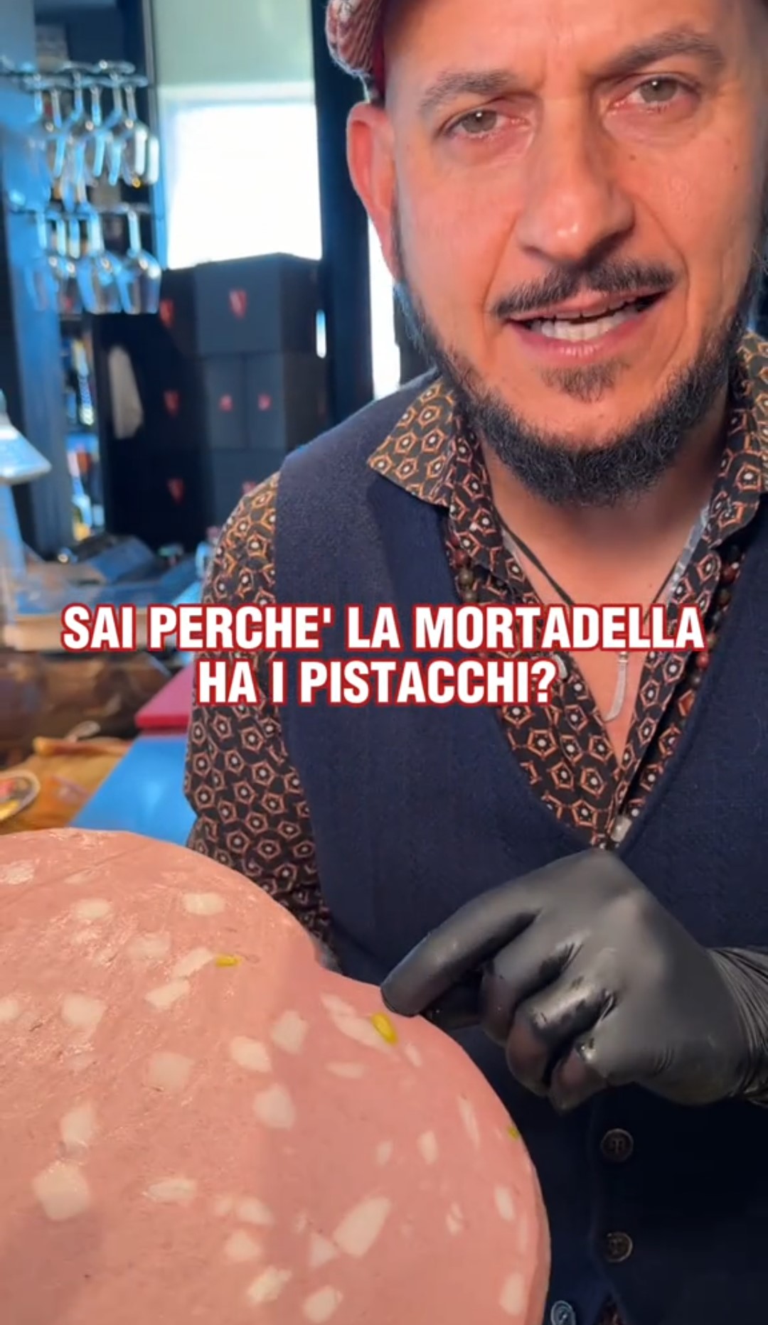 Uno dei gestori della salumeria "Quinto Vizio" di Lucca ha spiegato perché, a suo avviso, c'è il pistacchio nella mortadella.