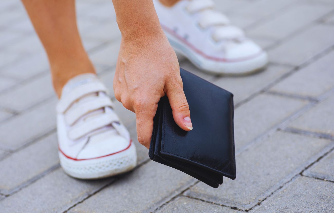Un uomo ha restituito un portafoglio a uno sconosciuto, che però sostanzialmente l'ha accusato di aver sottratto delle banconote contenute all'interno.