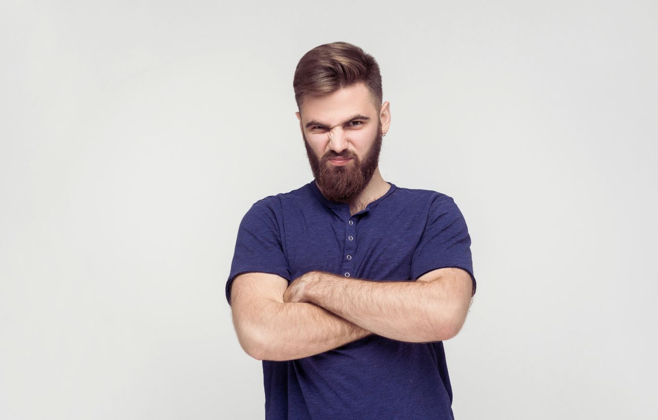 Chi ha le braccia conserte mentre parla viene percepito come più "indisponibile" rispetto a chi non lo fa.