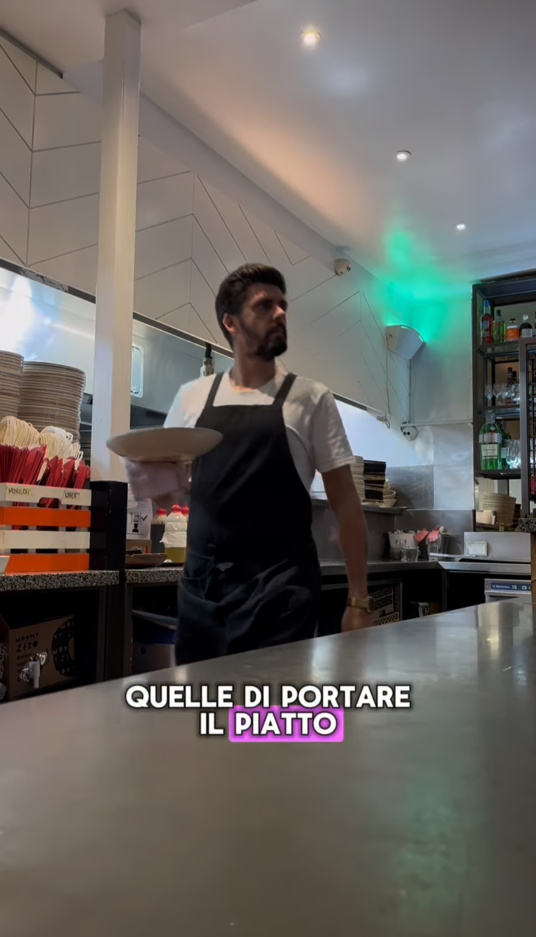 Walter ha raccontato quanto guadagna come cameriere a Melbourne, nota città dell'Australia