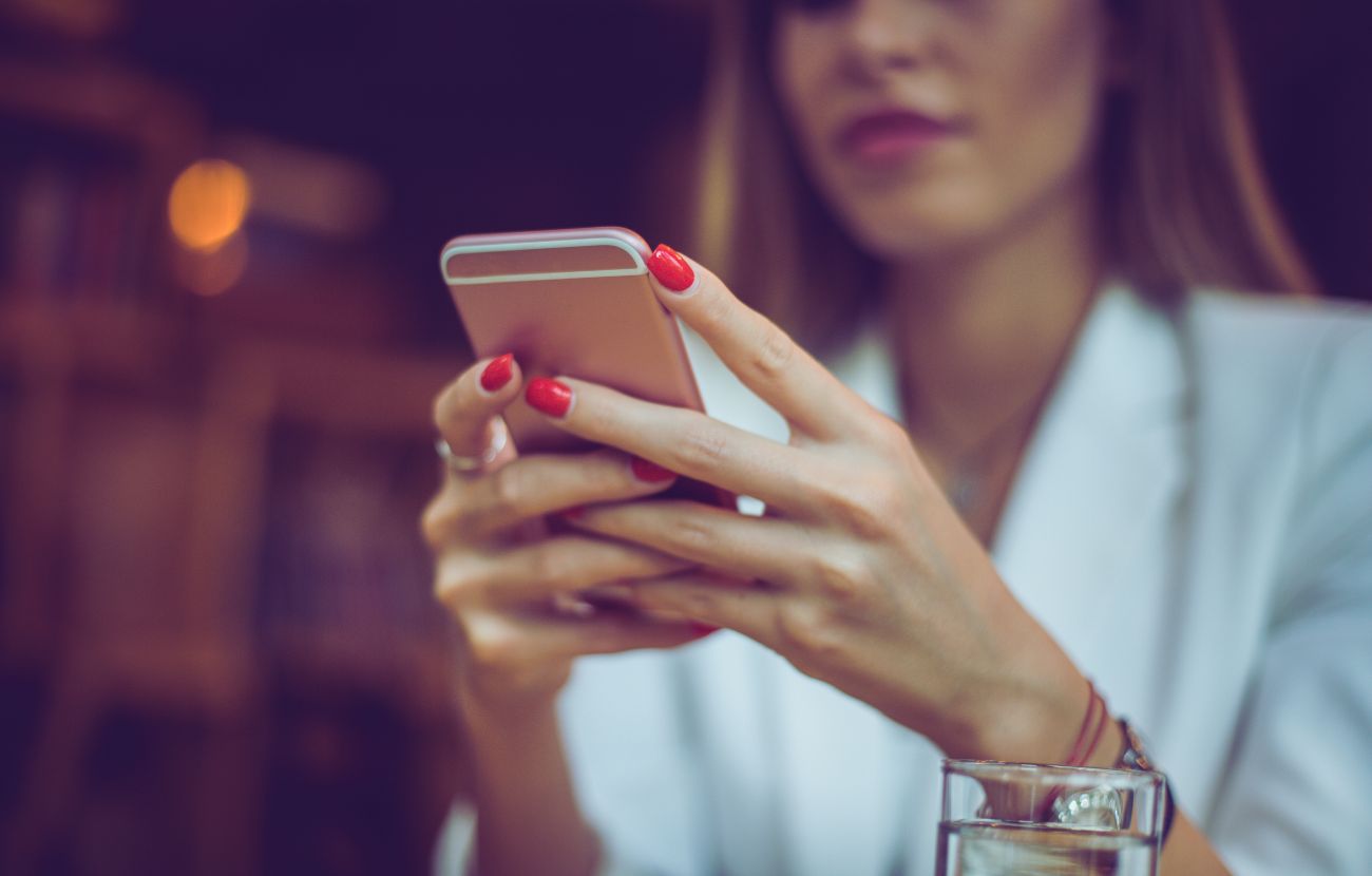 Rispondere subito su Whatsapp può indicare che si è interessati a una persona, ma non deve diventare la normalità