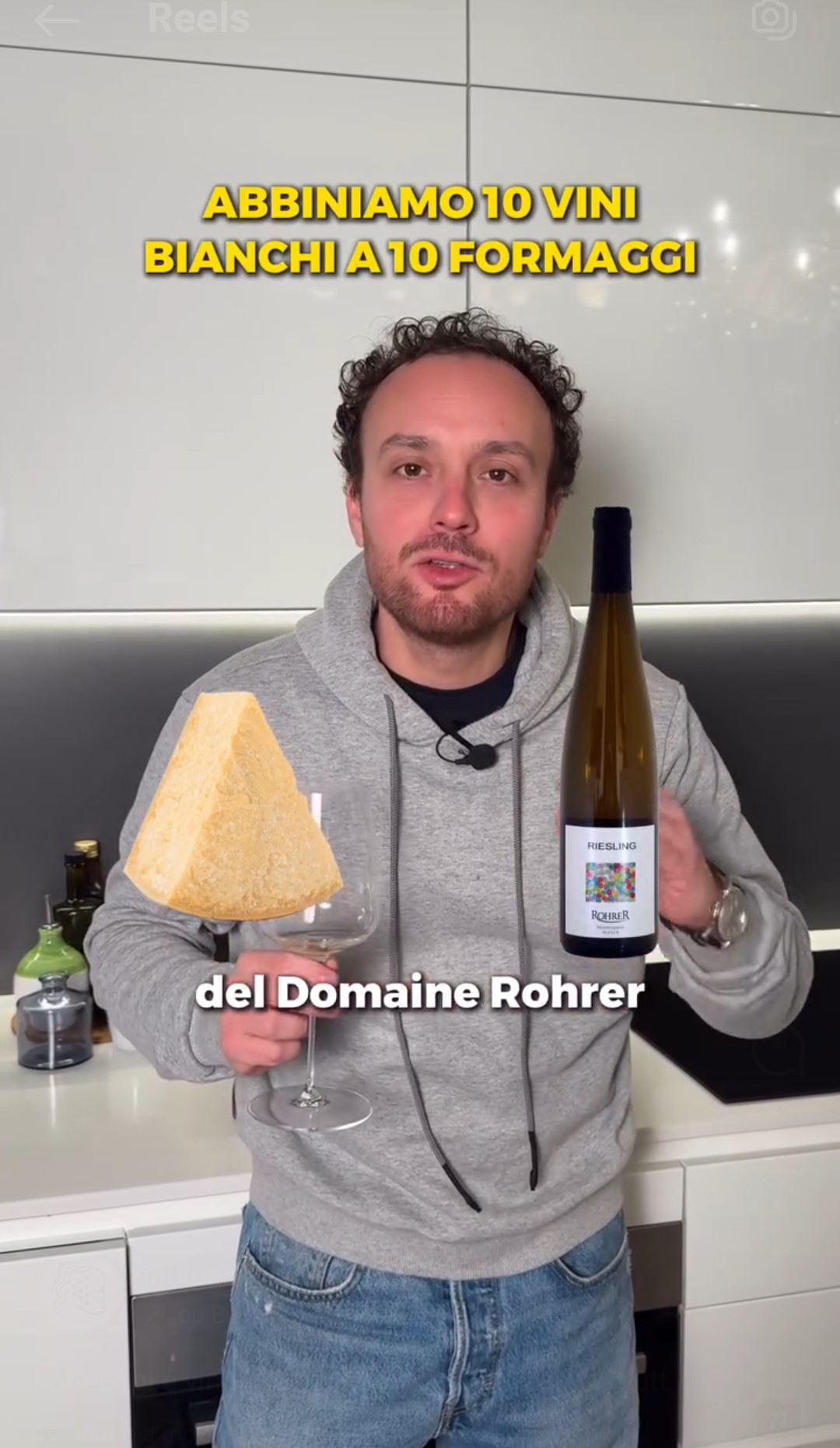 Il Parmigiano Reggiano, formaggio italiano per eccellenza, va abbinato con questo vino bianco secondo il sommelier.