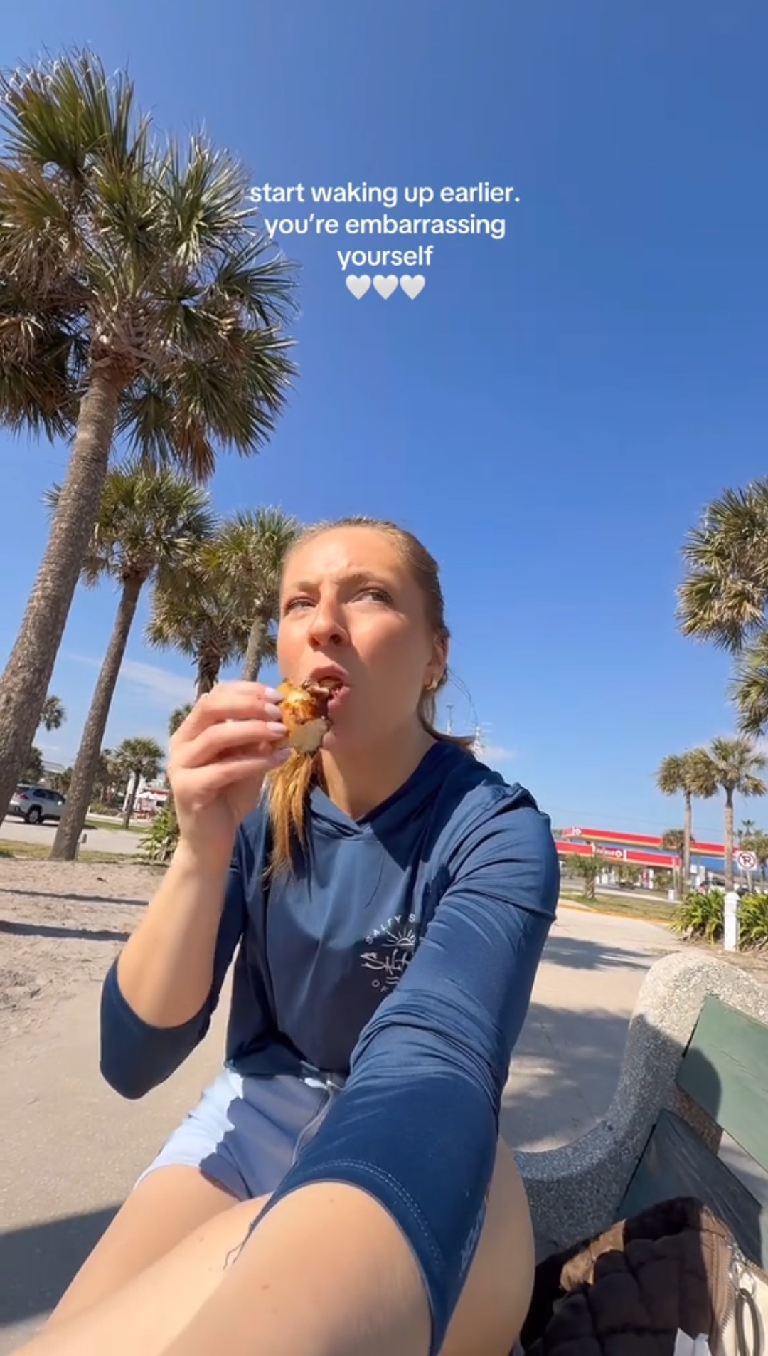 Secondo la 24enne, gli adulti che si svegliano dopo le 8 dovrebbero provare "imbarazzo".