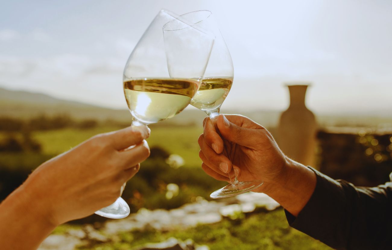 Il vino rosso non è più salutare di quello bianco, che al contempo è meno calorico.