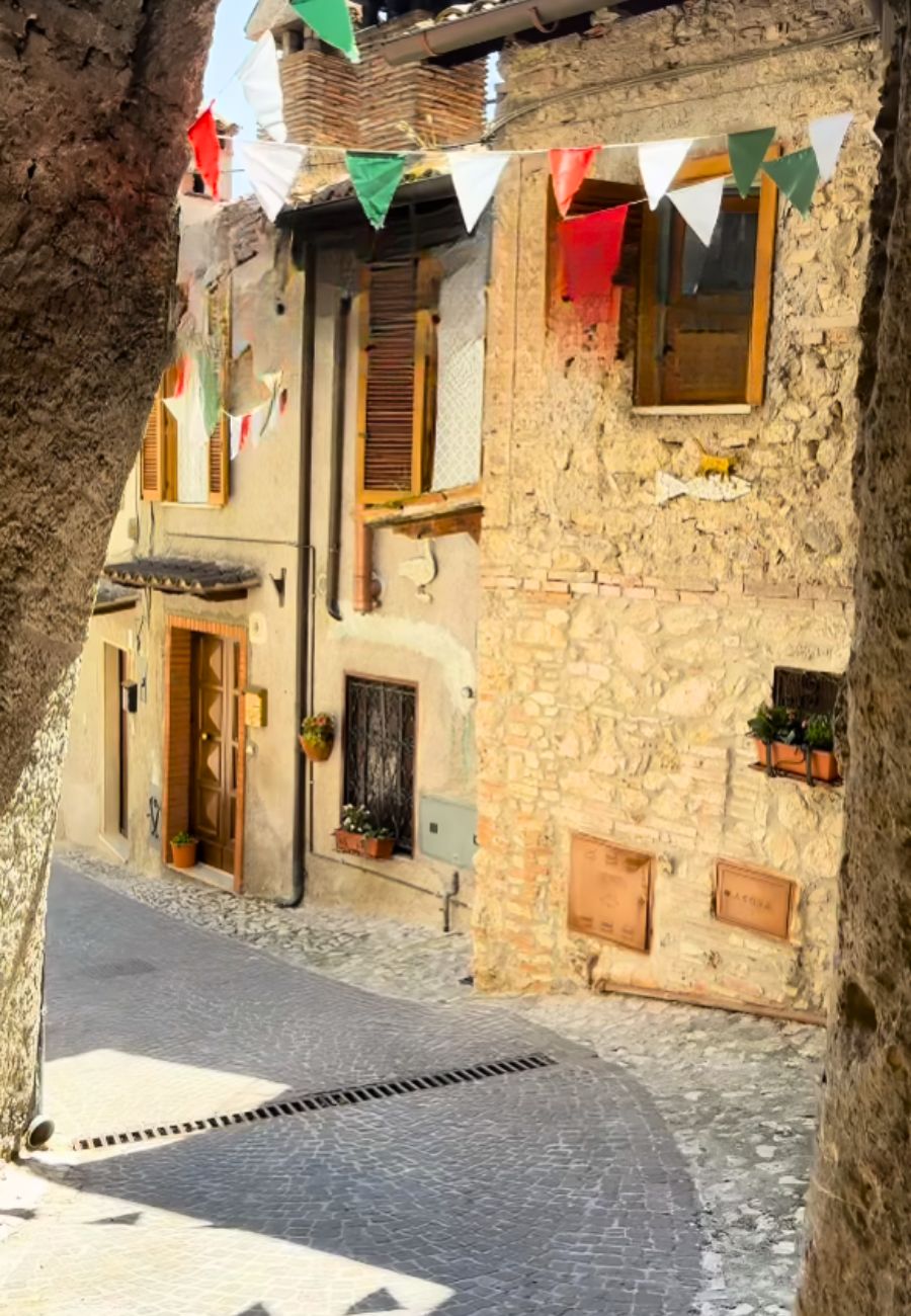 Dal profilo social Italy you dont expect, Castel di Torcia