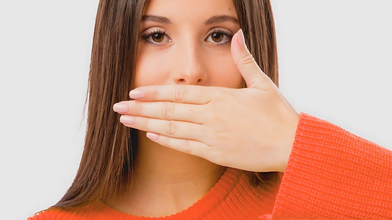 Mano davanti alla bocca quando si mangia