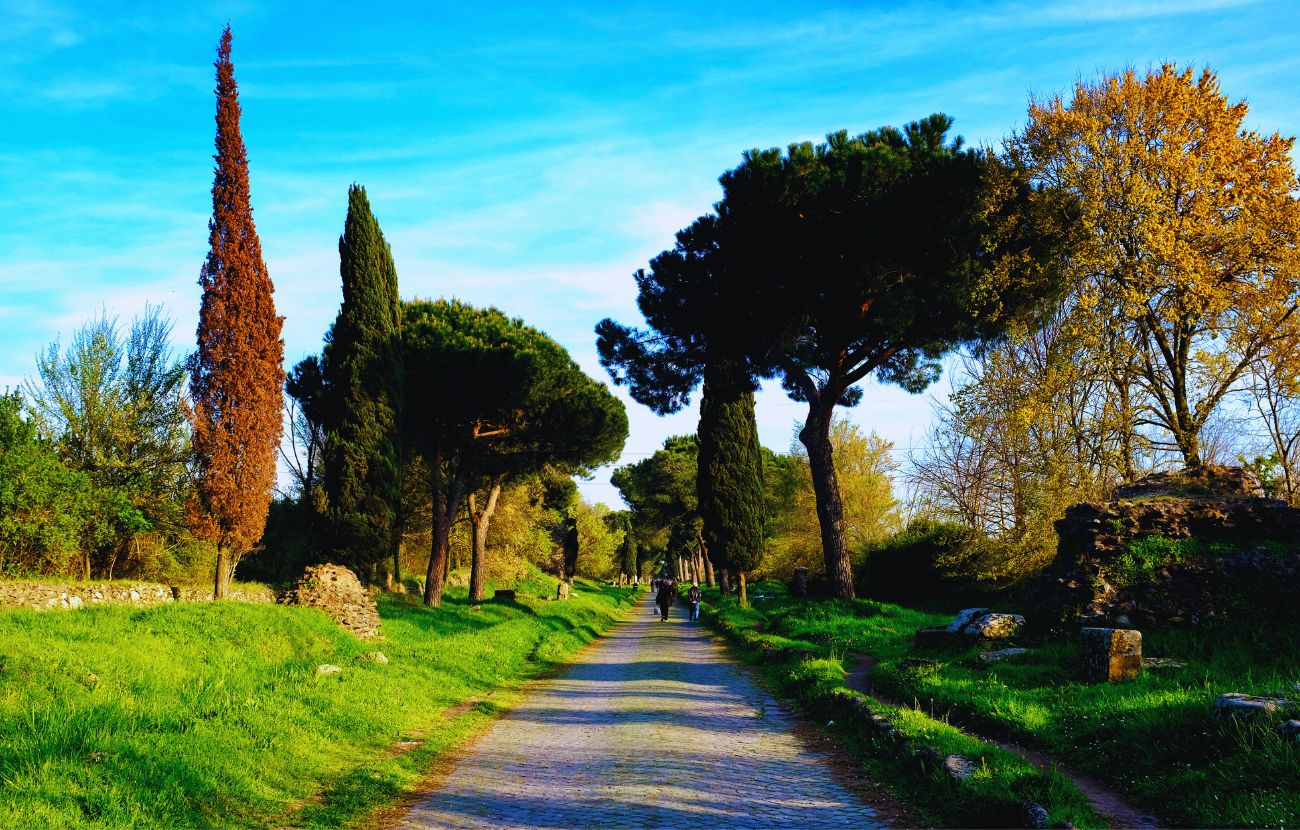 La Via Appia, una strada che ancora oggi è utilizzata e che è stata progettata e realizzata dagli Antichi Romani.