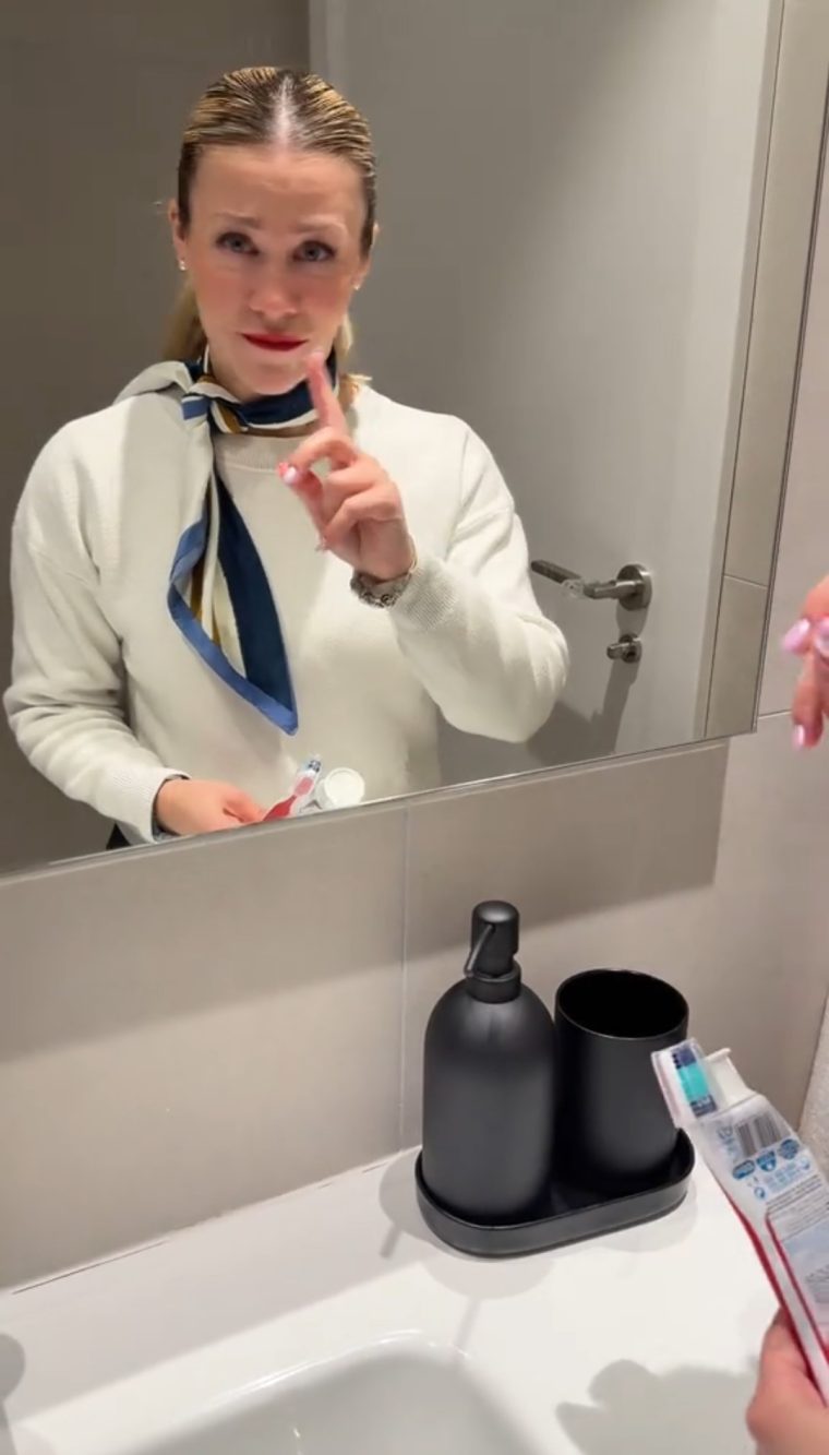 L'assistente di volo ha sconsigliato di lasciare lo spazzolino 'esposto' in bagno, perché ha sentito storie 'horror'