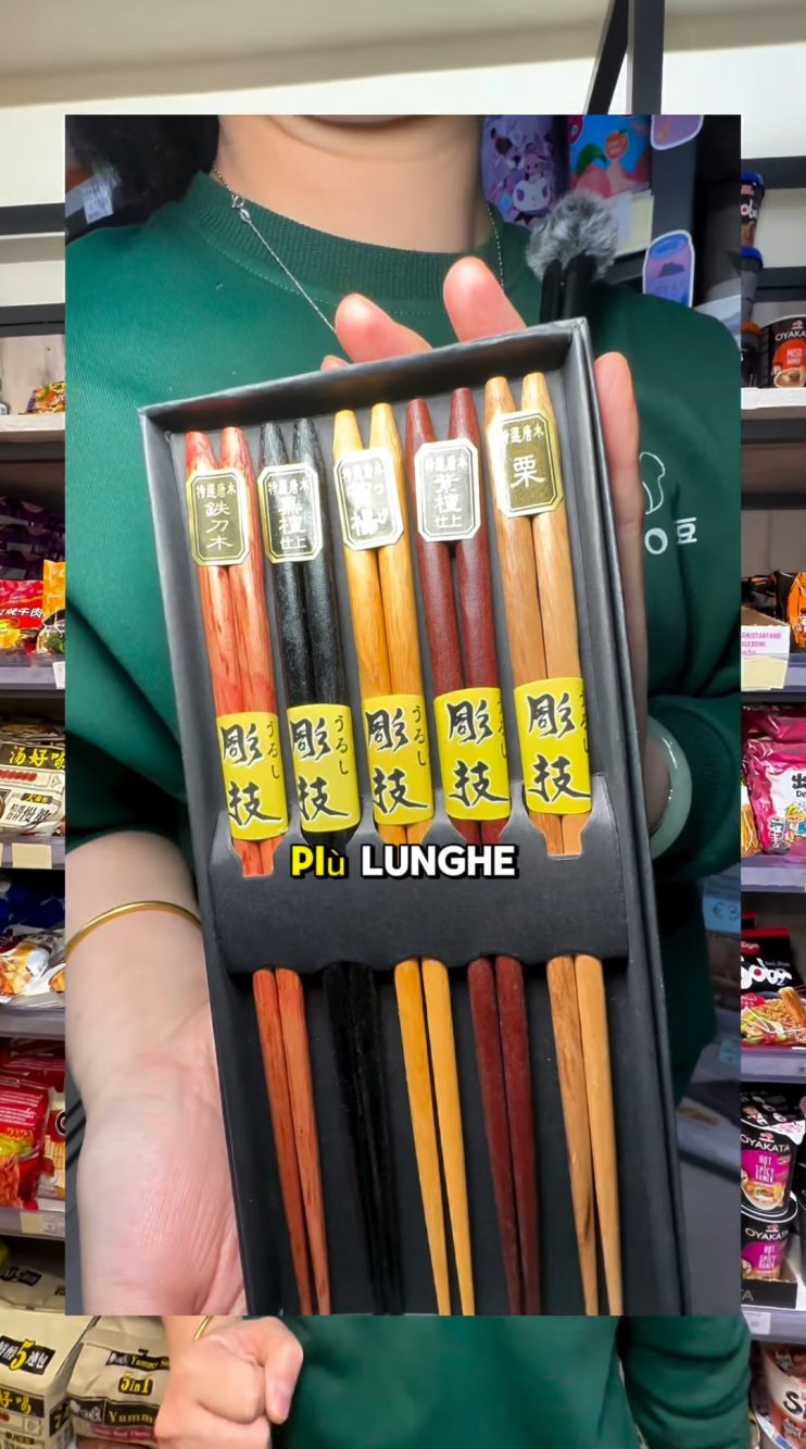 Le bacchette della Cina sono generalmente più lunghe rispetto agli altri paesi asiatici, come spiega il profilo @dodoasianfood