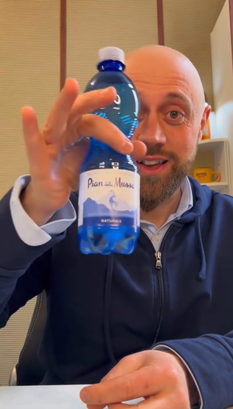 Il barista Iervasi ha spiegato che il singolo prodotto con il "ricarico" maggiore in un bar è la bottiglietta d'acqua.