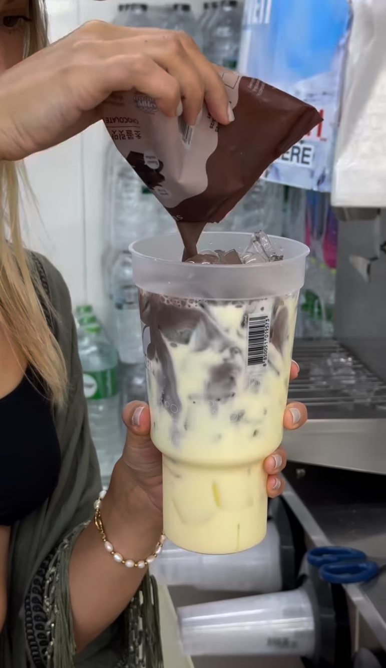 La preparazione della bevanda virale: yogurt alla banana e latte al cioccolato (più tanto ghiaccio).