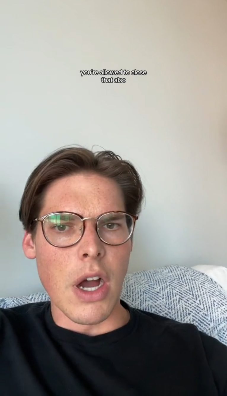 Un assistente di volo ha parlato del motivo per cui lui non ordinerebbe mai un caffè a bordo di un aereo.