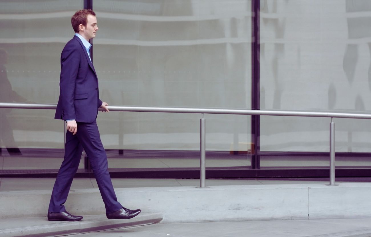 Le persone che camminano lentamente sono più introspettive, secondo la psicologia.