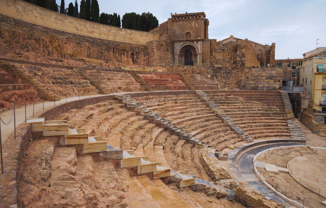 Cartagena ospita un teatro romano ben conservato, rimasto sotto terra per secoli, essendo venuto alla luce solo nel 1988.