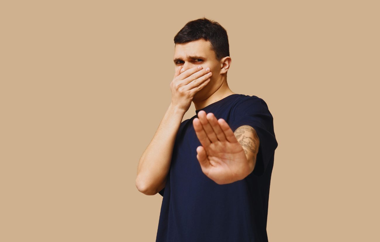 Se un dipendente emana cattivo odore in maniera prolungata e continuativa, il datore di lavoro può intervenire con provvedimenti disciplinari.