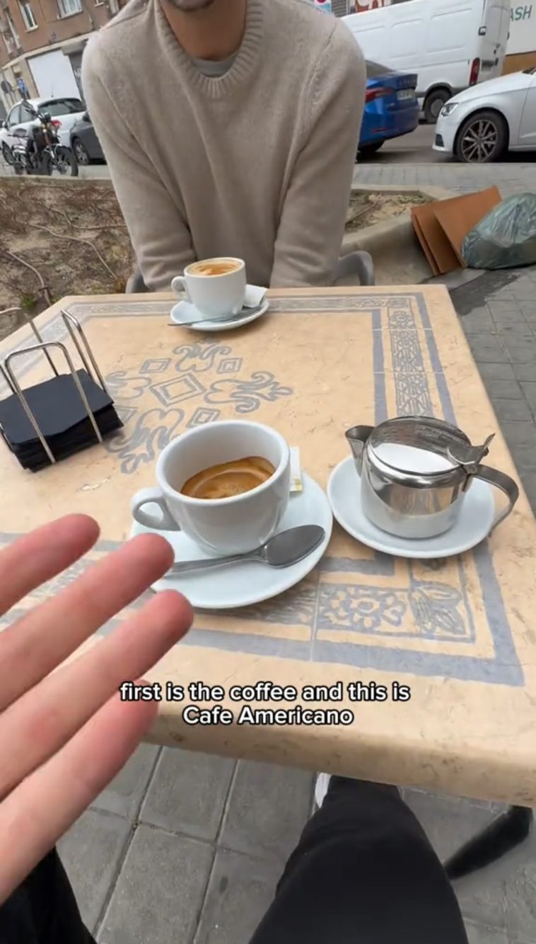 Il particolare caffè a Madrid: un Espresso con un mini bric di acqua calda.