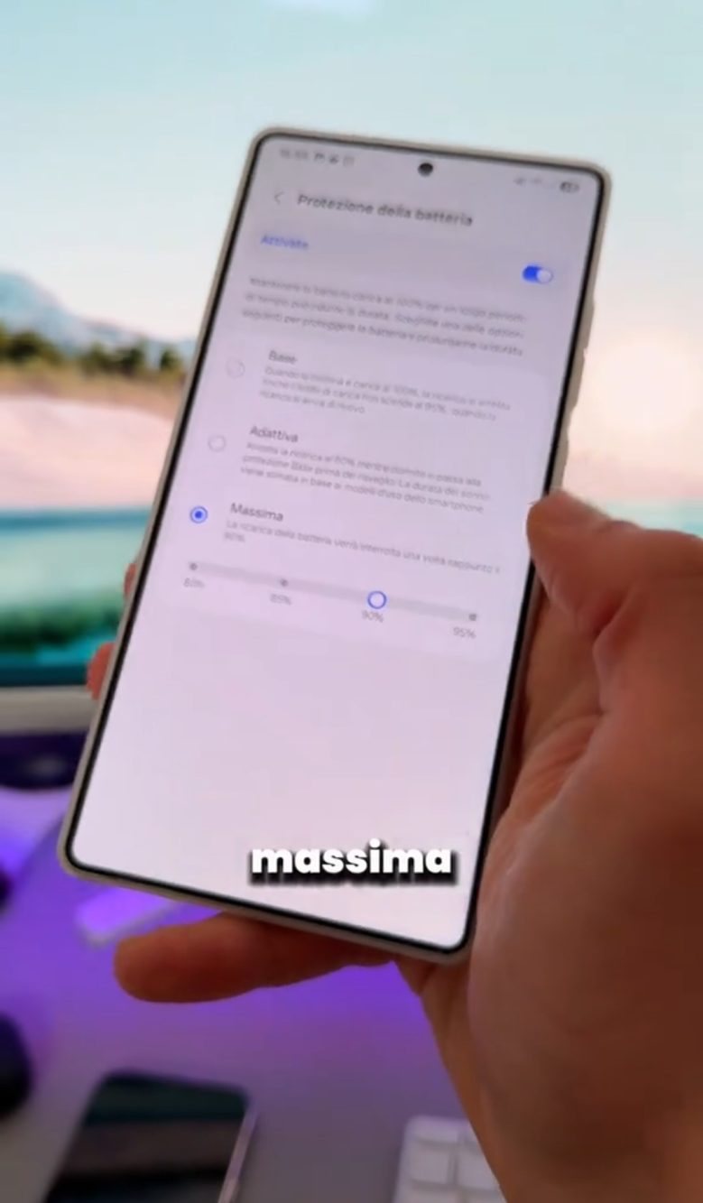 Alcuni smartphone Android hanno una funzione che permette di limitare la ricarica della batteria all'80 o 90% come suggerito dall'informatico.