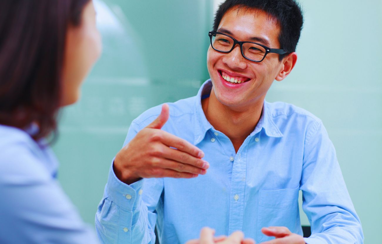 Una persona che mantiene un contatto visivo prolungato vuole esprimere un interesse nei confronti del suo interlocutore.