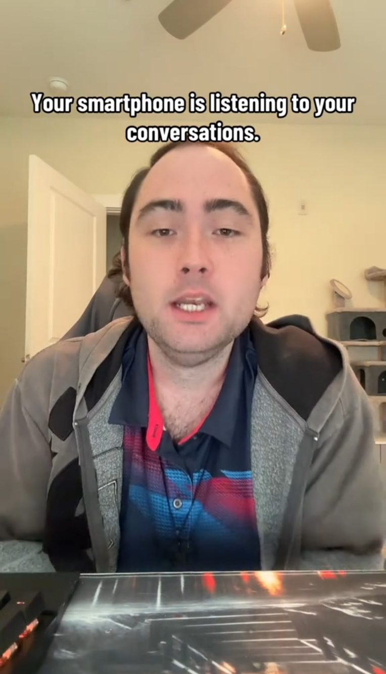La risposta è sì: il tuo smartphone ascolta le tue conversazioni.