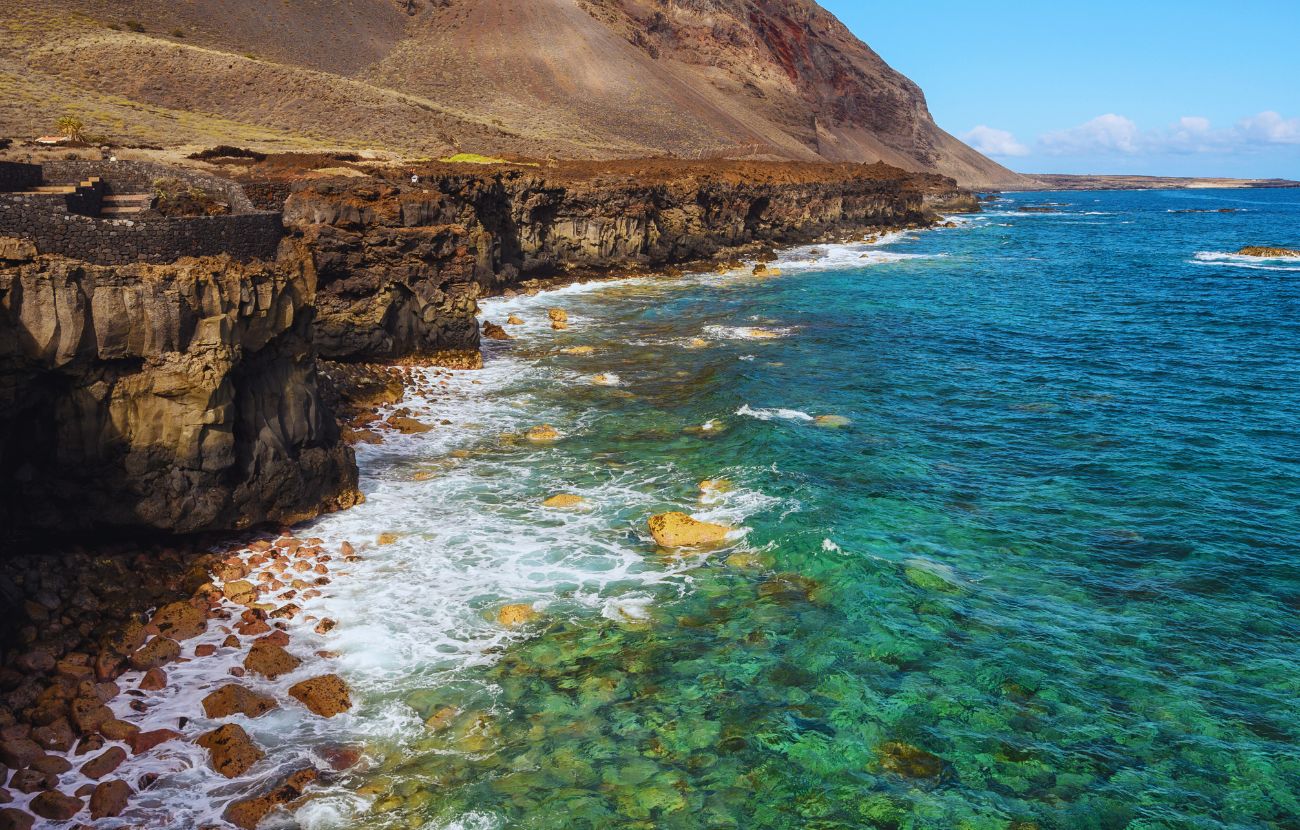 Uno scorcio della costa vulcanica di El Hierro, isola turistica meno visitata della Spagna.