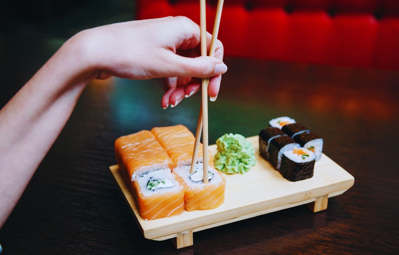 Mangiare con la mano sbagliata può avere alcune conseguenze positive a livello psicologico.