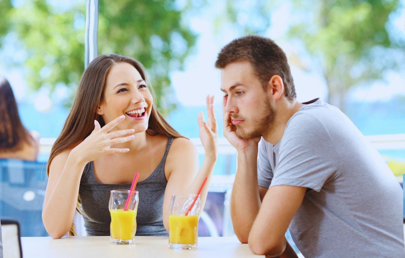 Chi parla troppo e non ascolta è considerato meno attraente, secondo studi psicologici.