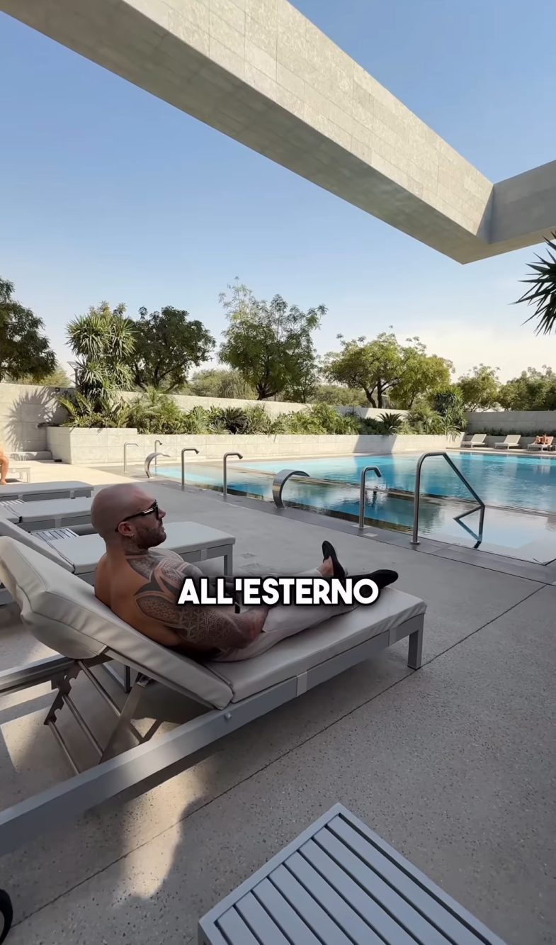 La palestra più grande del mondo, a Dubai, non poteva non avere una maxi piscina all'esterno.