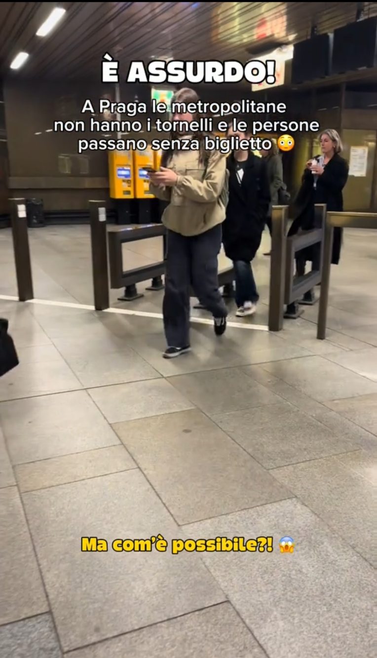 Come si vede, l'accesso alla metropolitana di Praga è privo di tornelli (ma non vuol dire che nessuno faccia il biglietto).