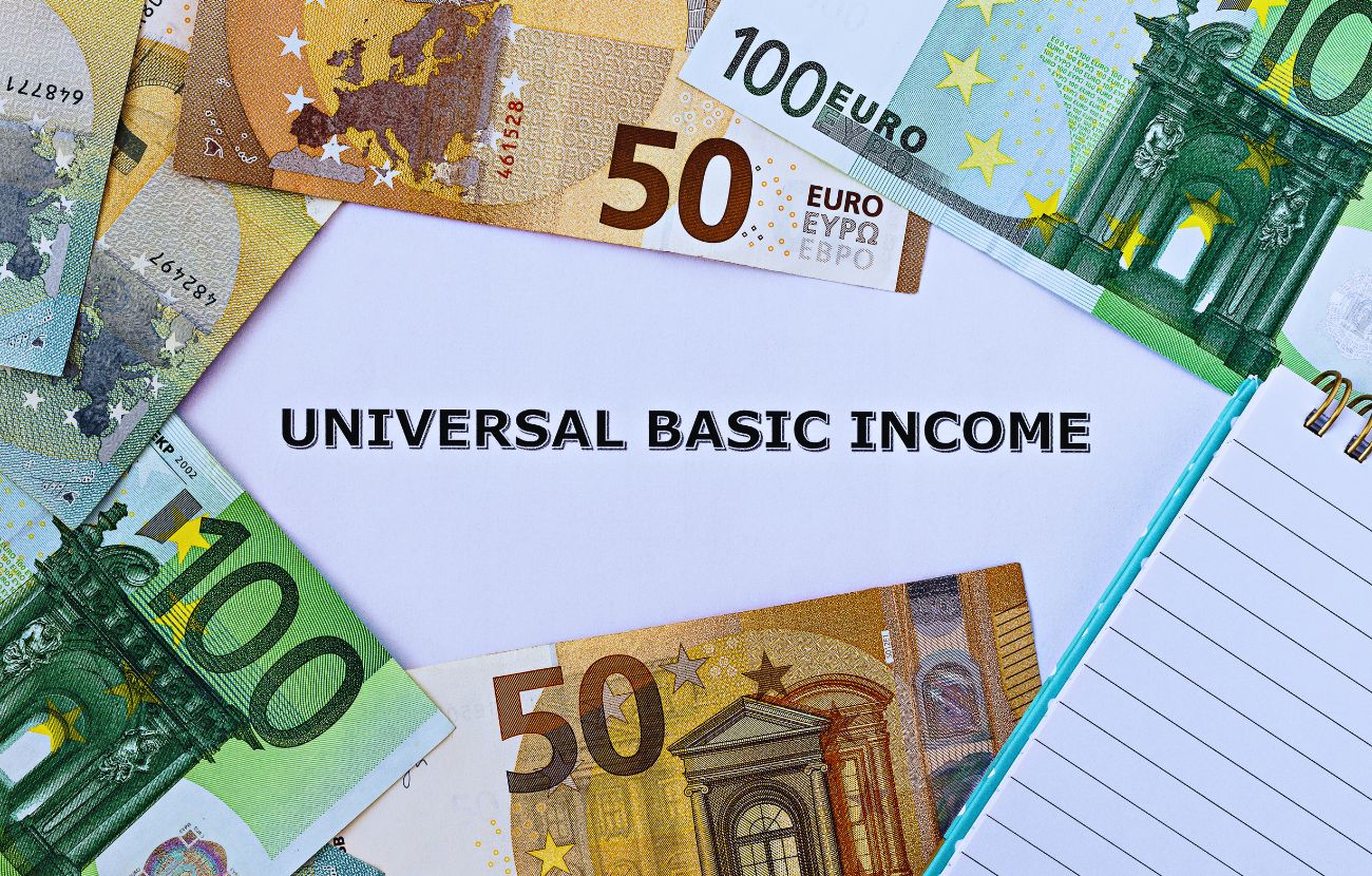 Universal Basic Income, reddito di base universale: segnatevi queste parole perché tra pochi decenni ne sentiremo parlare spesso.