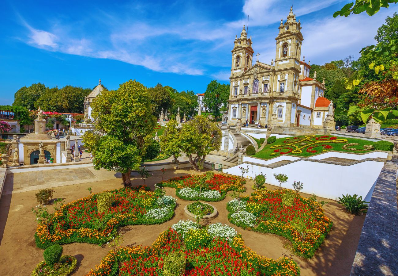 Il santuario di Braga (Portogallo) in una giornata soleggiata si mostra più bello che mai.