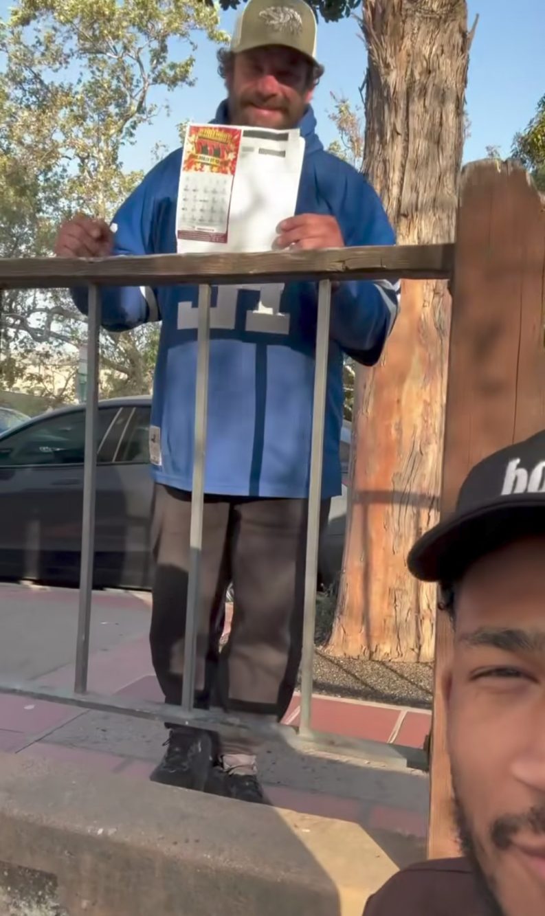 La storia del senzatetto milionario è diventata virale grazie a questo video, registrato da un ragazzo che lo conosce e con cui parla spesso.