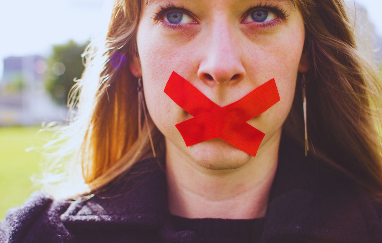 Molte persone preferiscono il silenzio per evitare litigi, anche se vorrebbero esplodere.