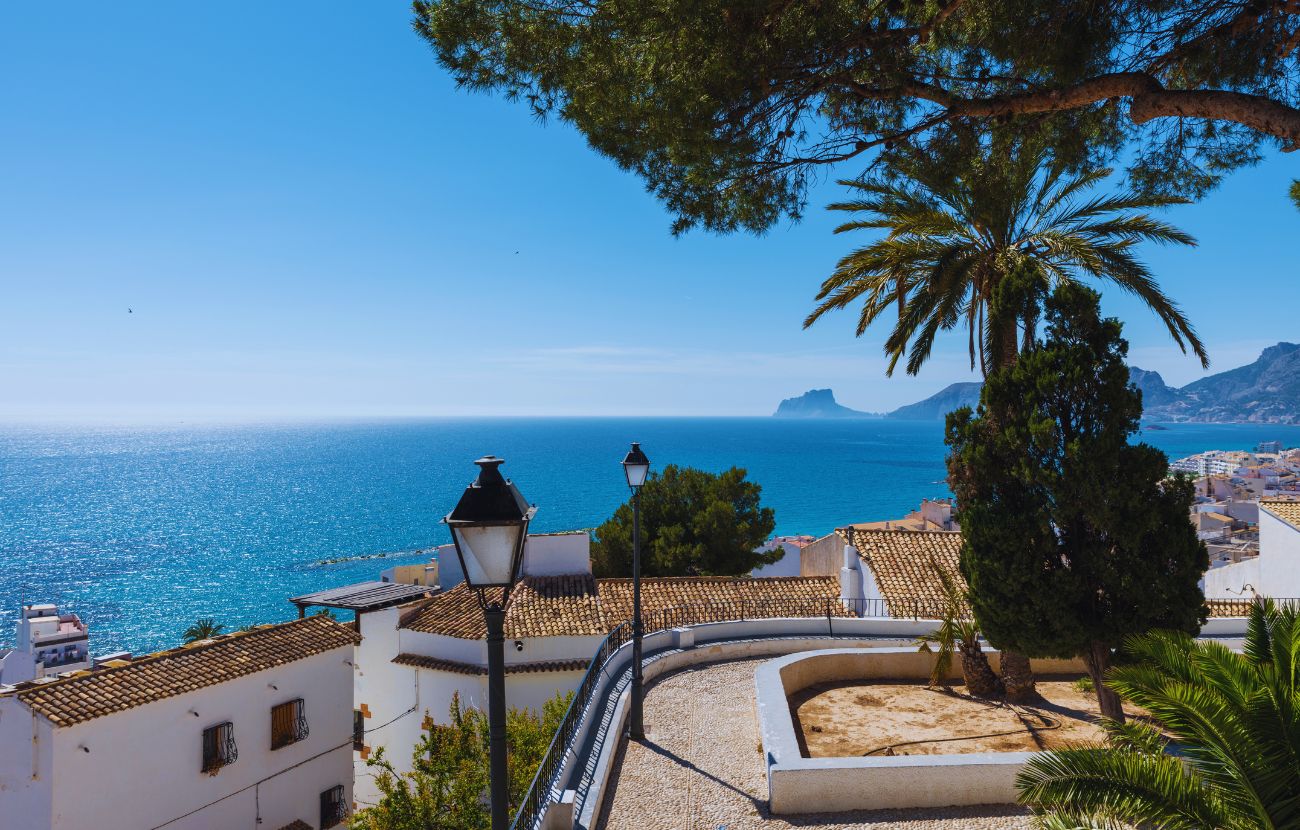 Altea è la vera perla nascosta della Costa Blanca, molto vicina a Benidorm ma decisamente più tranquilla.