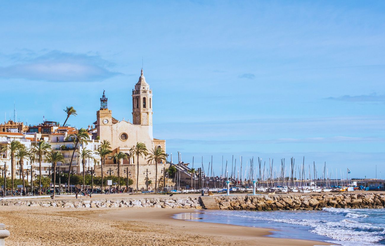 Una delle spiagge di Sitges Beach, nominata la "più felice al mondo" in un curioso sondaggio.