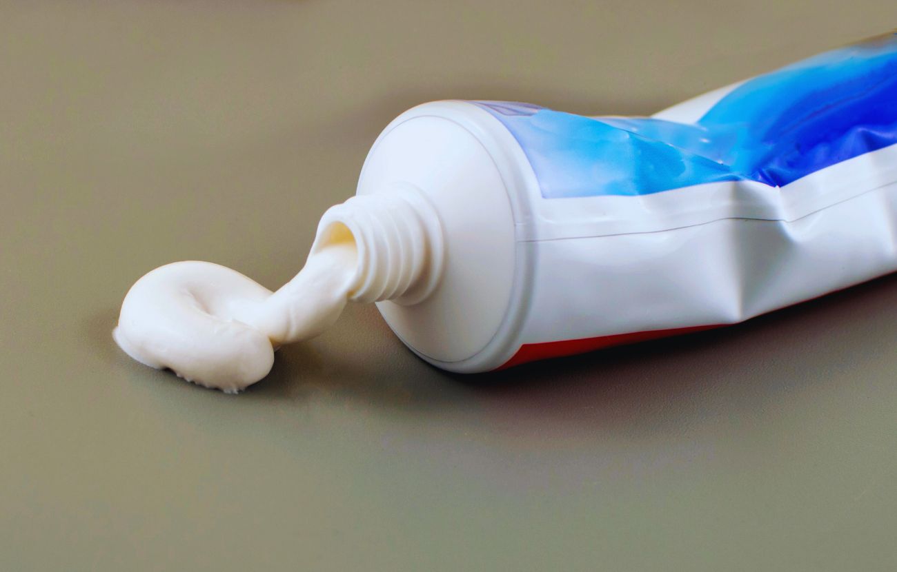 Il motivo per cui la spremuta d'arancia ha un sapore sgradevole dopo aver lavato i denti è da ricercare nel il sodio lauril solfato, contenuto in tutti i dentifrici