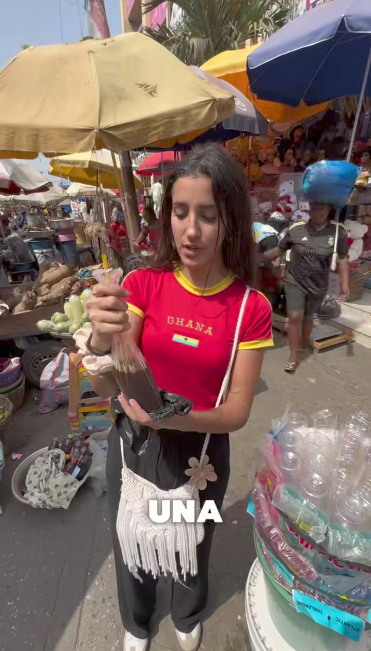 La content creator spagnola ha provato 'Asana', una bevanda fredda ghanese a base di mais dolce, adatta a combattere il caldo