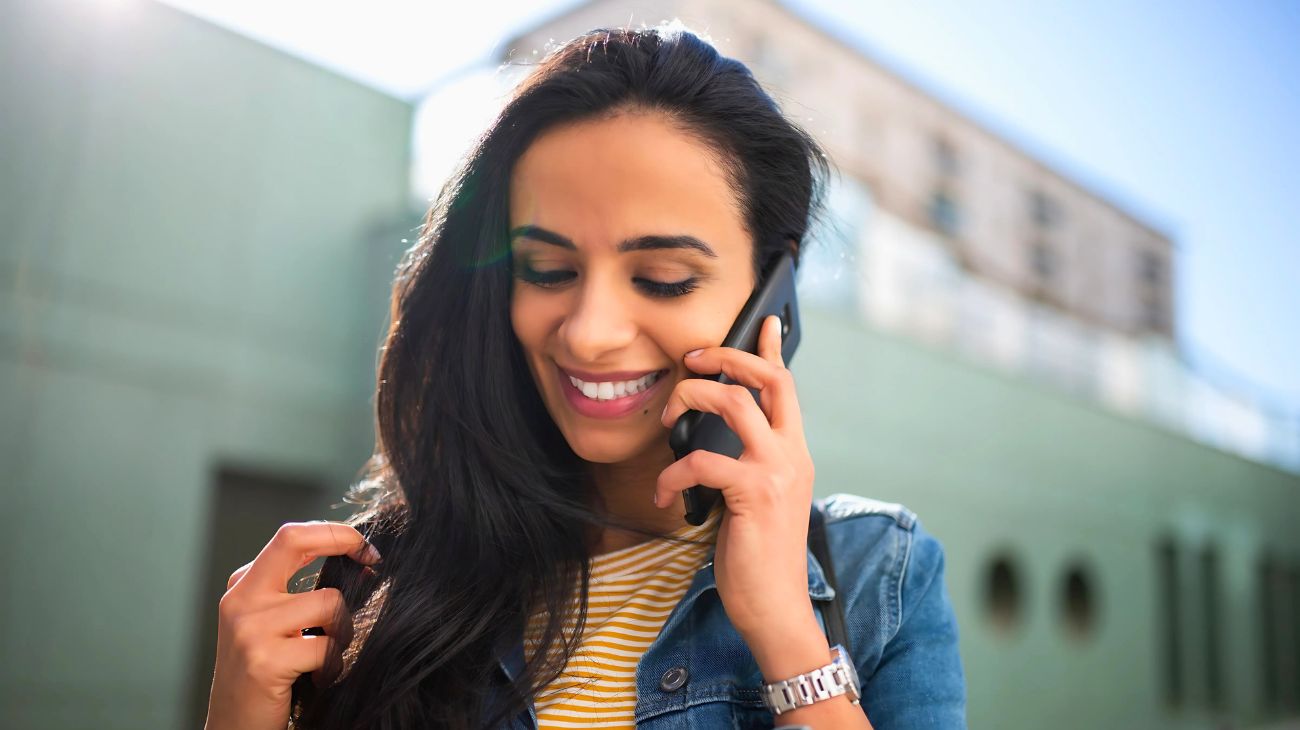 Toccarsi capelli quando si parla